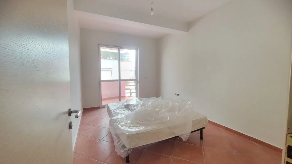 Tirane, jap me qera apartament 3+1 Kati 4, 100 m² 500 € (Mihal grameno)