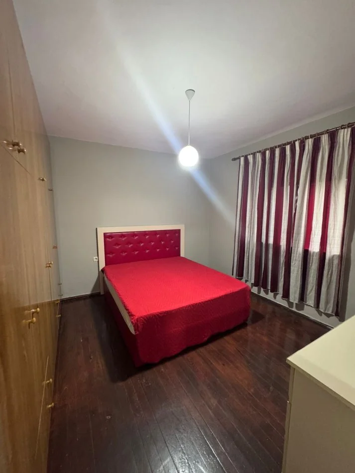 Tirane, jepet me qera apartament 2+1+Ballkon Kati 4, 72 m² 550 € (Ali Dem perballe shkolles 1 Maj ( ne rruge kryesore))