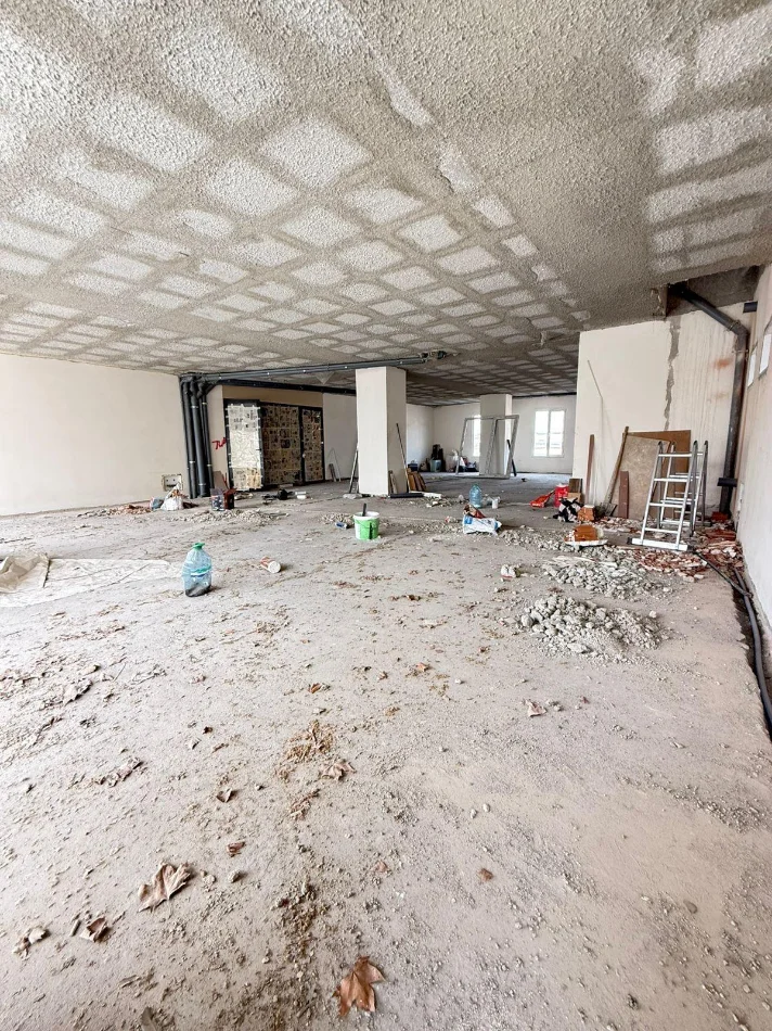 Tirane, jepet me qera ambjent biznesi Kati 1, 200 m² 2.000 € (Rruga Dibres)