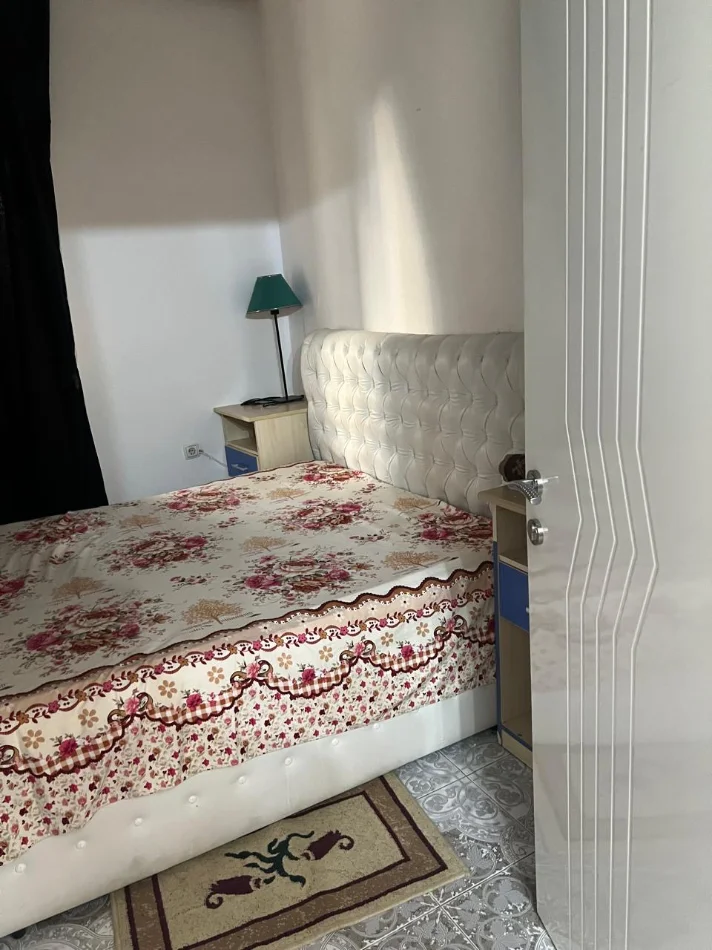 Tirane, jepet me qera apartament 1+1 Kati 1, 50 m² 300 € (Rruga 5 maji)