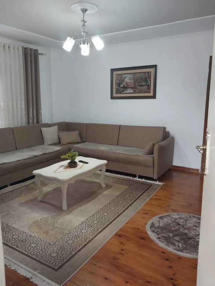 Tirane, jepet me qera apartament 1+1 Kati 2, 50 m² 230 € (Rruga Luzi)