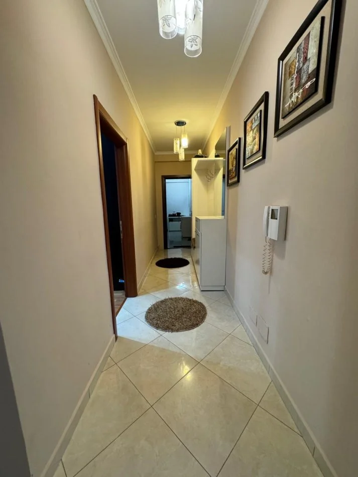 Tirane, jepet me qera apartament 2+1+Ballkon Kati 4, 100 m² 600 € (QIRA APARTAMENT 2+1 NE XHAMLLIK!)