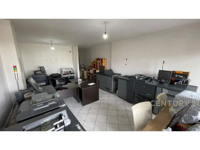Tirane, jepet me qera ambjent biznesi Kati 1, 97 m² 900 Euro (Liqeni i Thate)