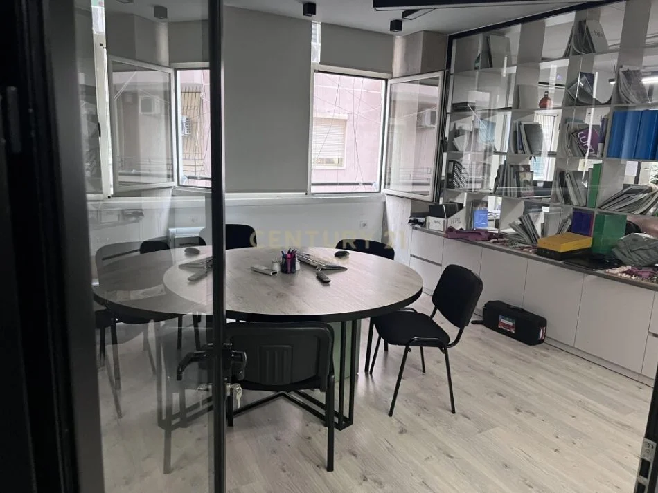 Tirane, jepet me qera zyre Kati 1, 118 m² 2.000 € (Rruga Nikola Tupe)