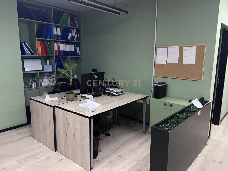Tirane, jepet me qera zyre Kati 1, 118 m² 2.000 € (Rruga Nikola Tupe)