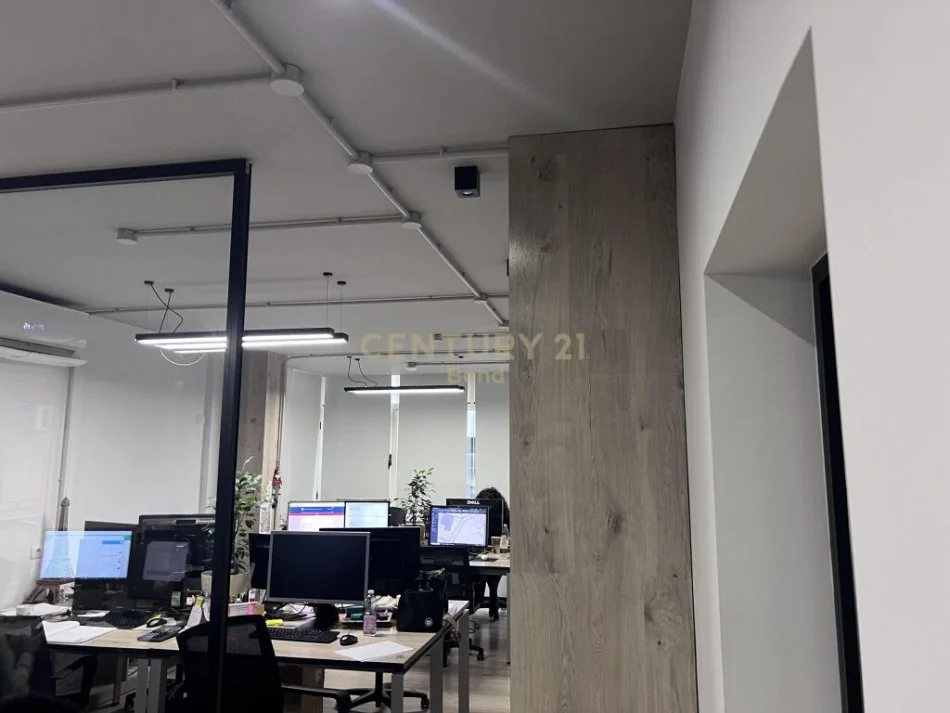 Tirane, jepet me qera zyre Kati 1, 118 m² 2.000 € (Rruga Nikola Tupe)