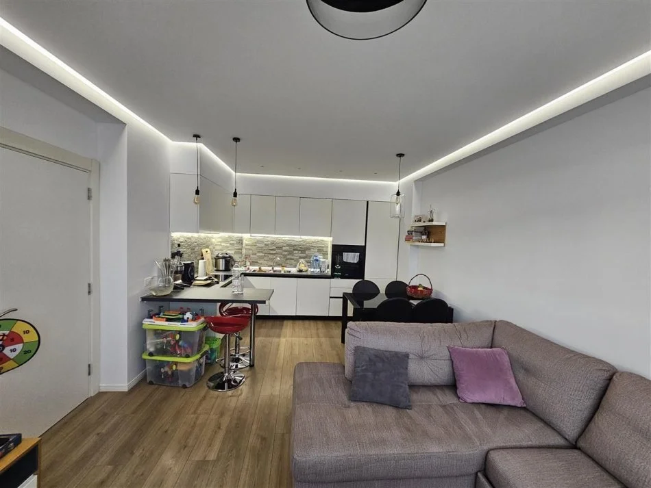 Tirane, jepet me qera apartament 1+1+Ballkon Kati 8, 60 m² 550 € (mbrapa Kupoles)