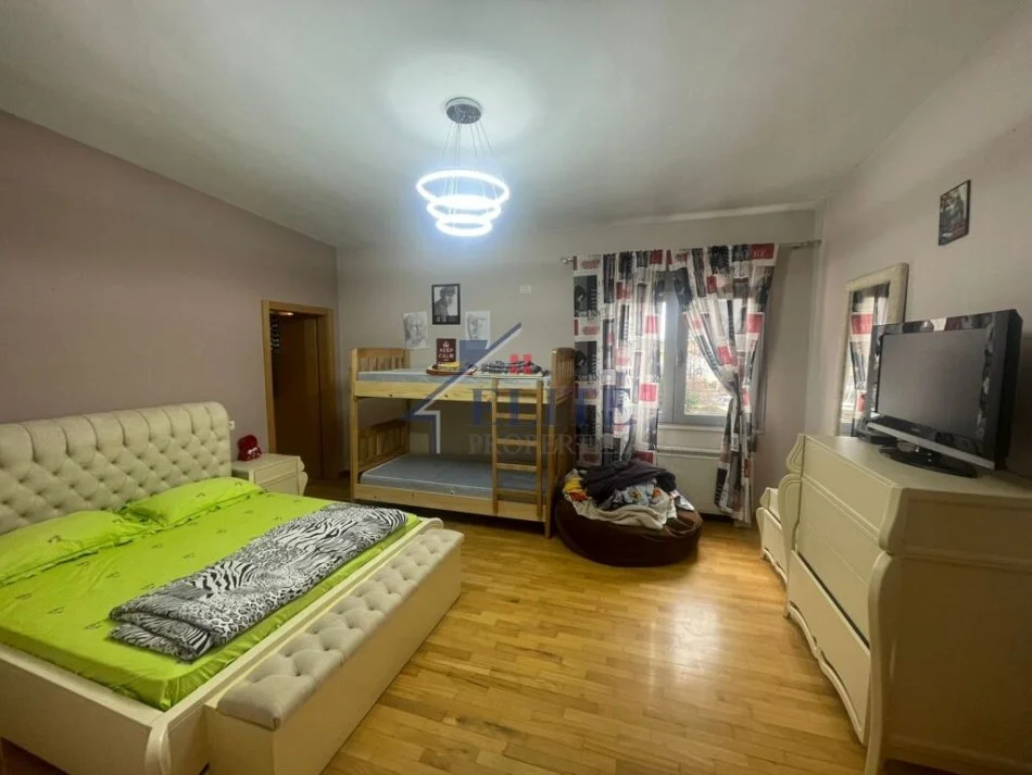 Tirane, jepet me qera apartament duplex 3+1+Aneks+Ballkon Kati 2, 240 m² 1.100 € (Jordan Misja)