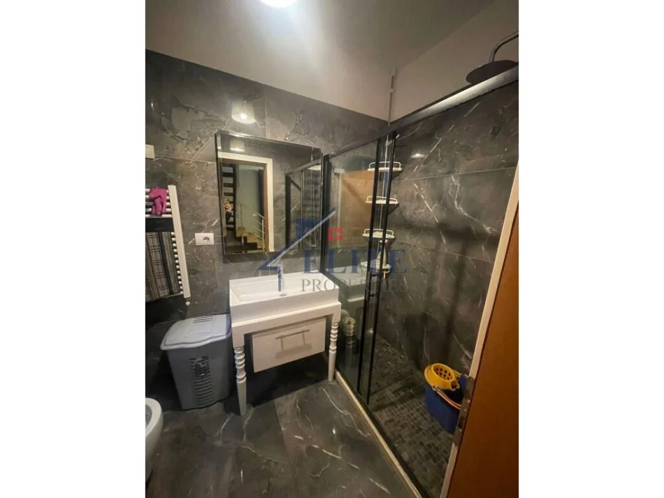 Tirane, jepet me qera Vile 3+1+Aneks+Ballkon Kati 2, 240 m² 900 € (Jordan Misja)