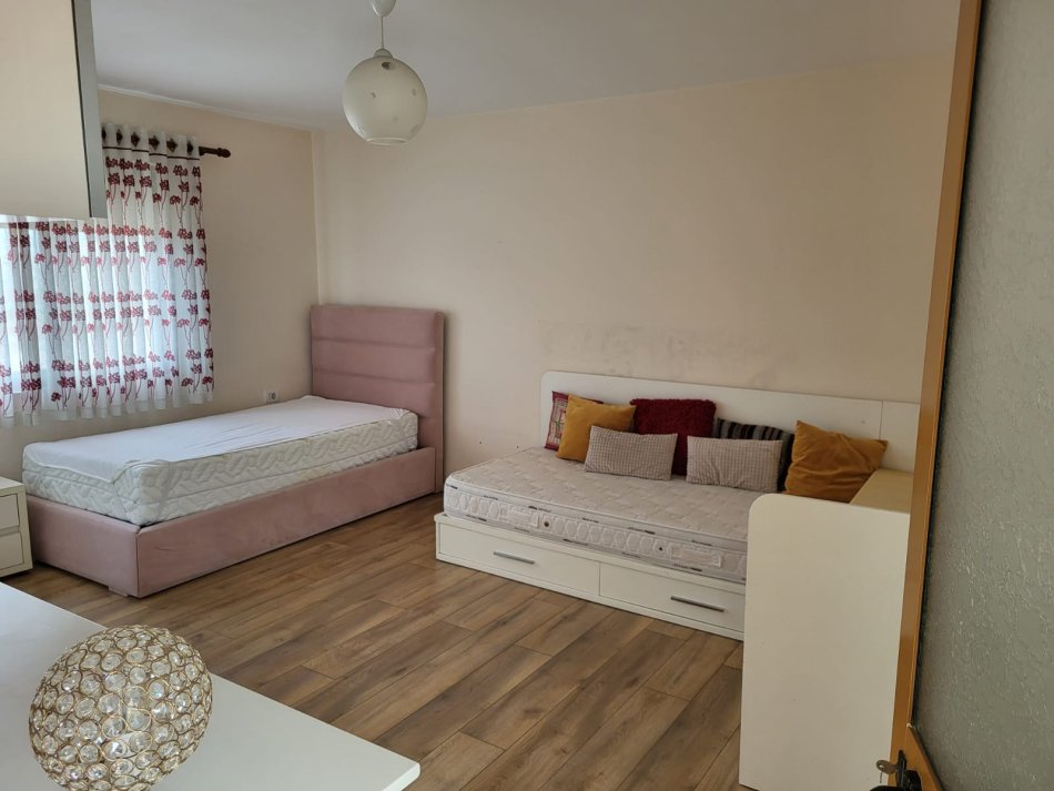 Tirane, jepet me qera apartament 2+1 Kati 6, 8 m² 600 € (SIRI KODRA)