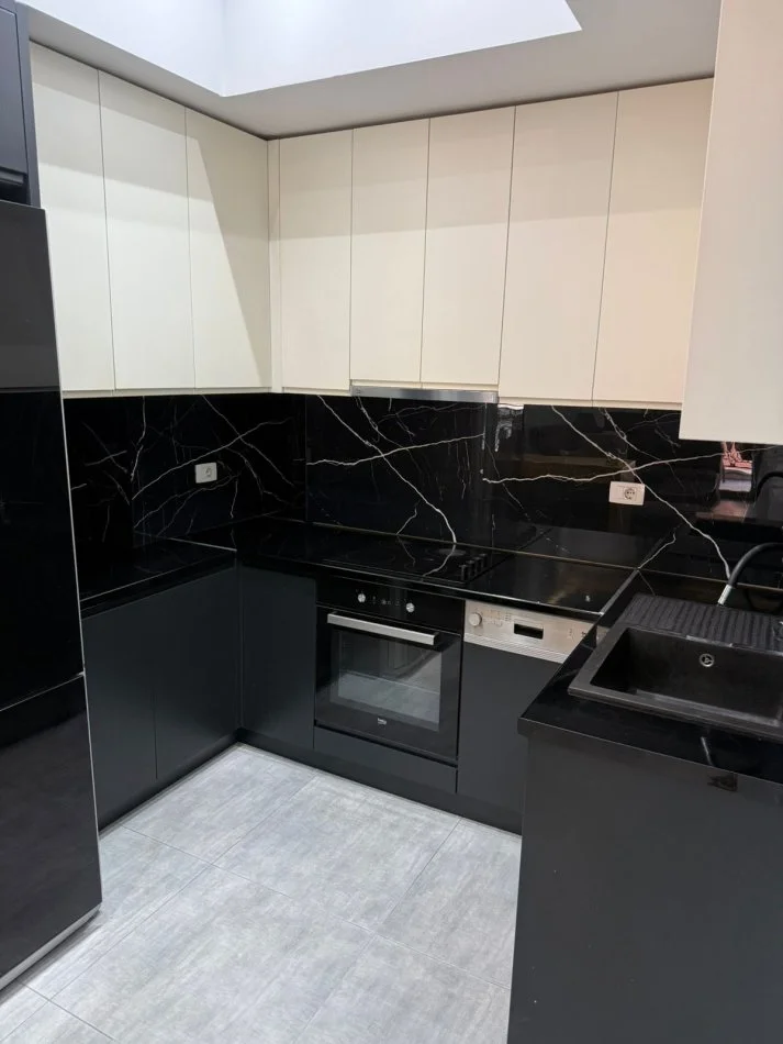 jepet me qera apartament 1+1 , 72 m² 900 € (Kompleksi Delijorgj)