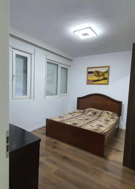 Tirane, jepet me qera apartament 1+1+Ballkon Kati 2, 50 m² 450 € (TE AMERIKAN 2 Rruga E Dibres)