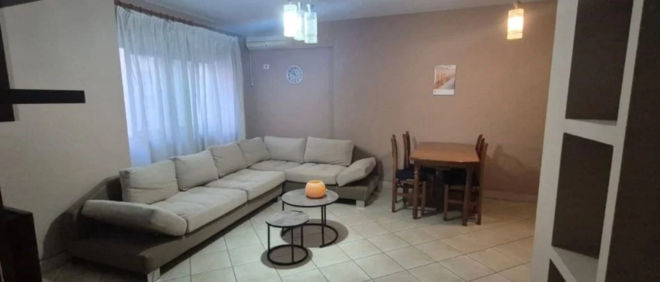 Tirane, jepet me qera apartament 2+1+Ballkon Kati 5, 700 € (Mbrapa universitetit europian)