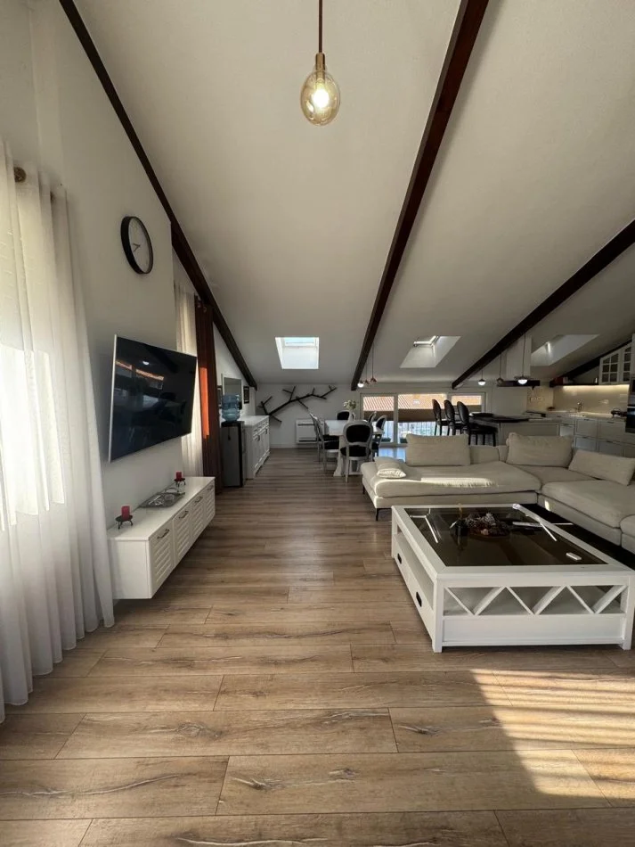 Tirane, jepet me qera apartament 3+1+Ballkon Kati 2, 250 m² 2.200 € (Teg)