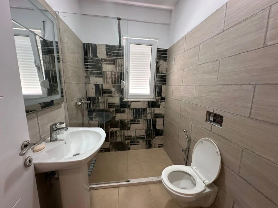Tirane, jepet me qera apartament 1+1+Ballkon Kati 3, 70 m² 600 € (Hamdi Pepa)