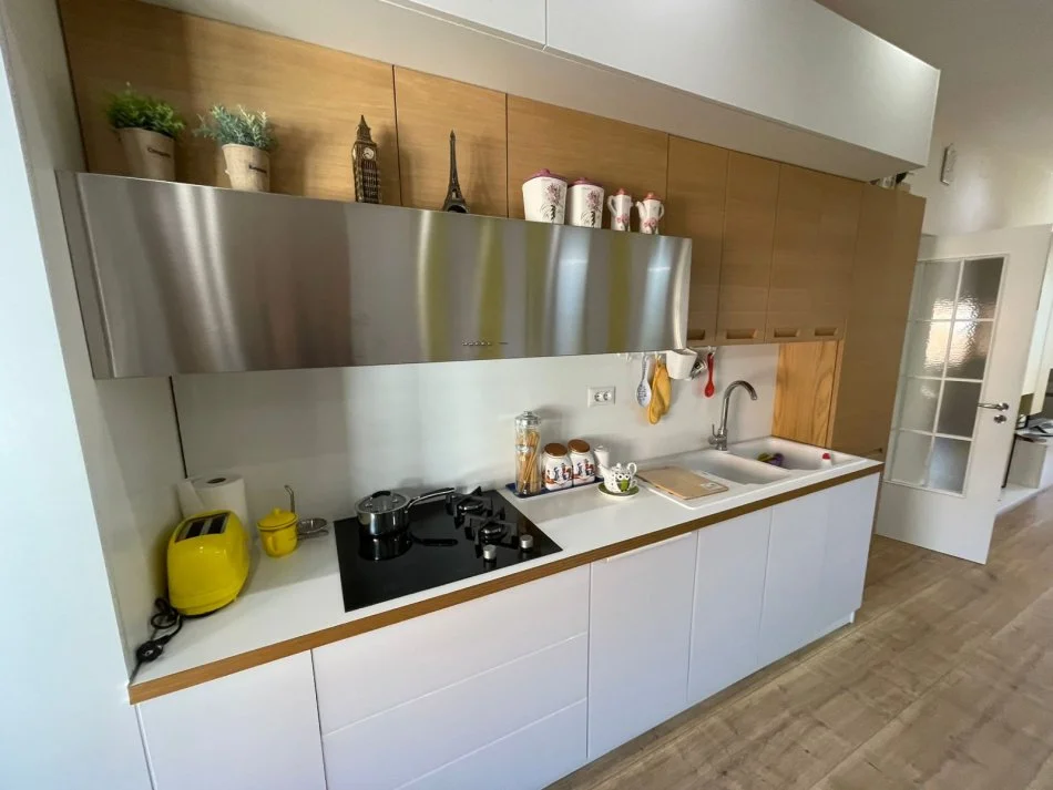 Tirane, jepet me qera apartament 2+1+Ballkon Kati 4, 100 m² 750 € (Rruga Myslym Shyri)