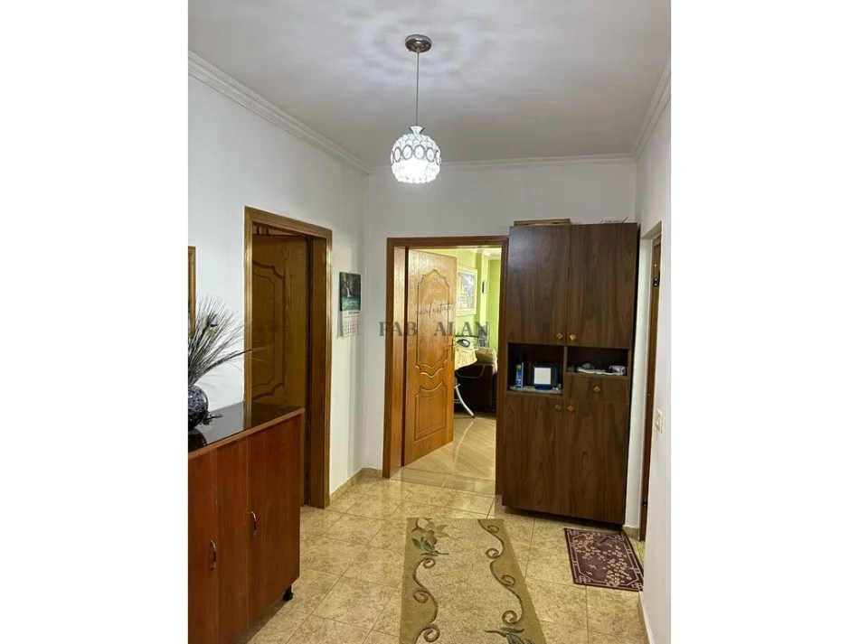 Tirane, shitet apartament 2+1 Kati 5, 102 m² 130.000 € (Laprake)