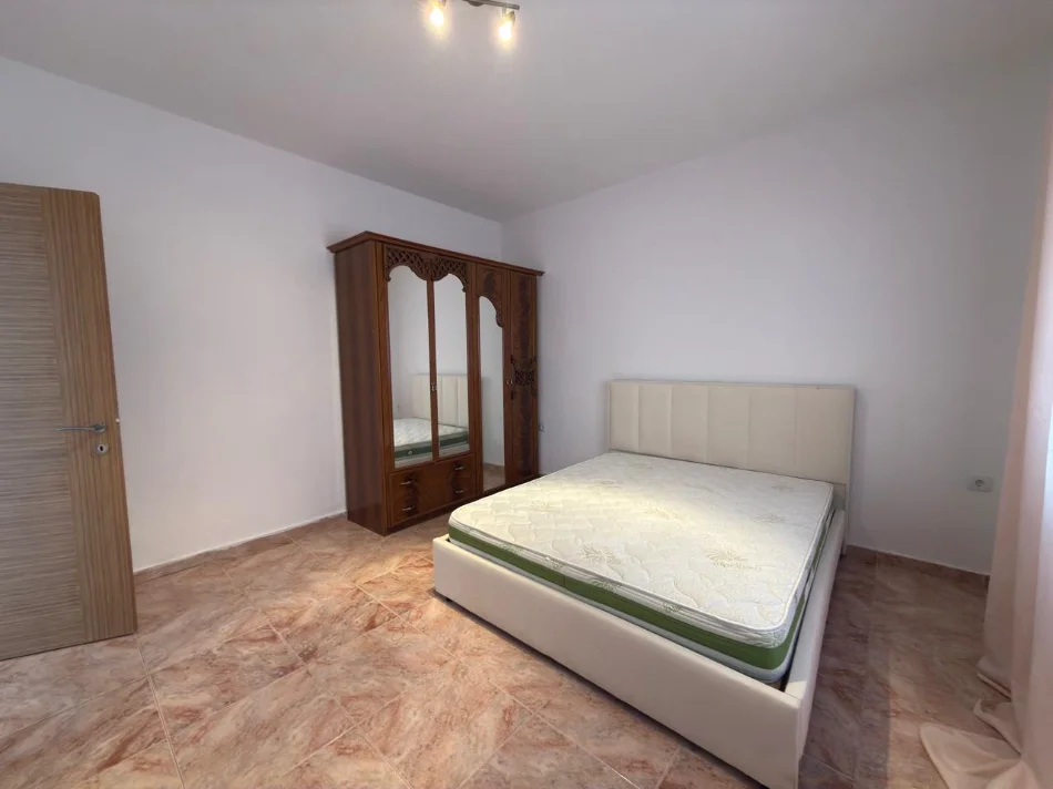 Tirane, jepet me qera apartament 2+1+Ballkon Kati 2, 144 m² 500 € (Rruga 5 Maji)