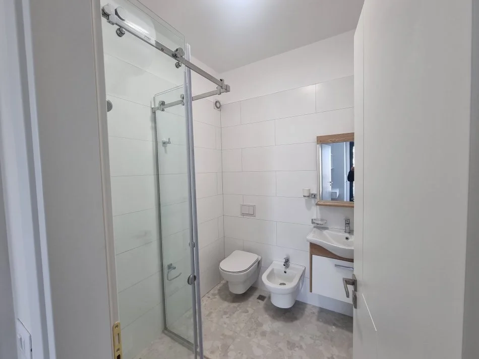 Tirane, jepet me qera apartament 2+1 Kati 4, 93 m² 750 € (Porcelan)