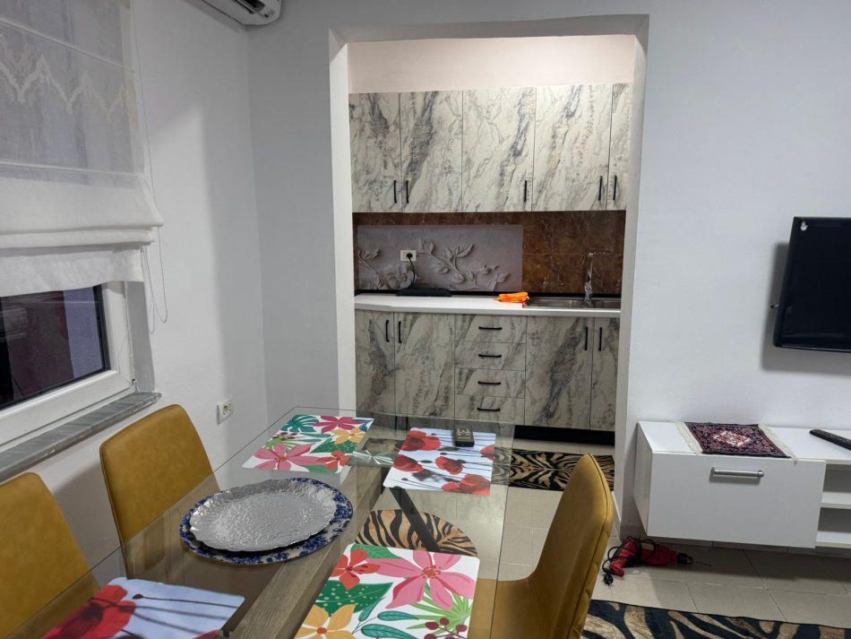 Tirane, jepet me qera apartament 1+1 Kati 1, 600 € 