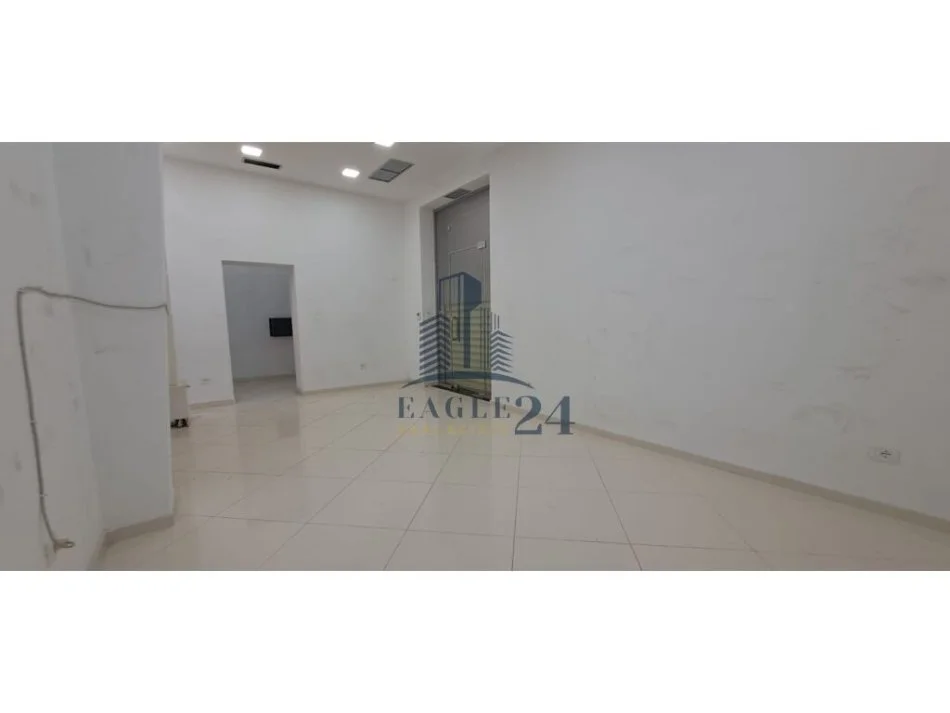 JEPET ME QERA AMBJENT KOMERCIAL BUZE RRUGE NE QENDER !