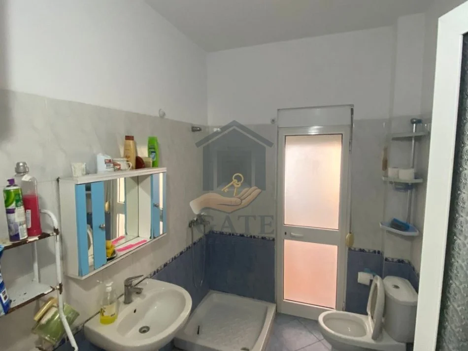 Durres, jepet me qera apartament 2+1+Ballkon Kati 3, 85 m² 350 € (iliria plazh durres)