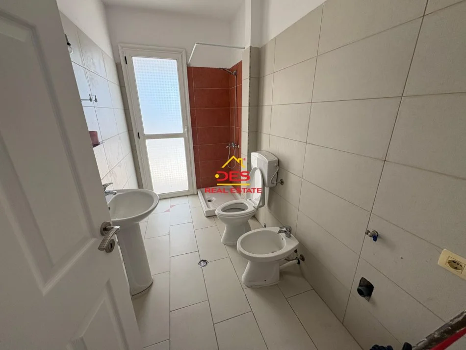 Vlore, jepet me qera apartament 1+1+Ballkon Kati 9, 70 m² 400 € (Rruga Kosova)