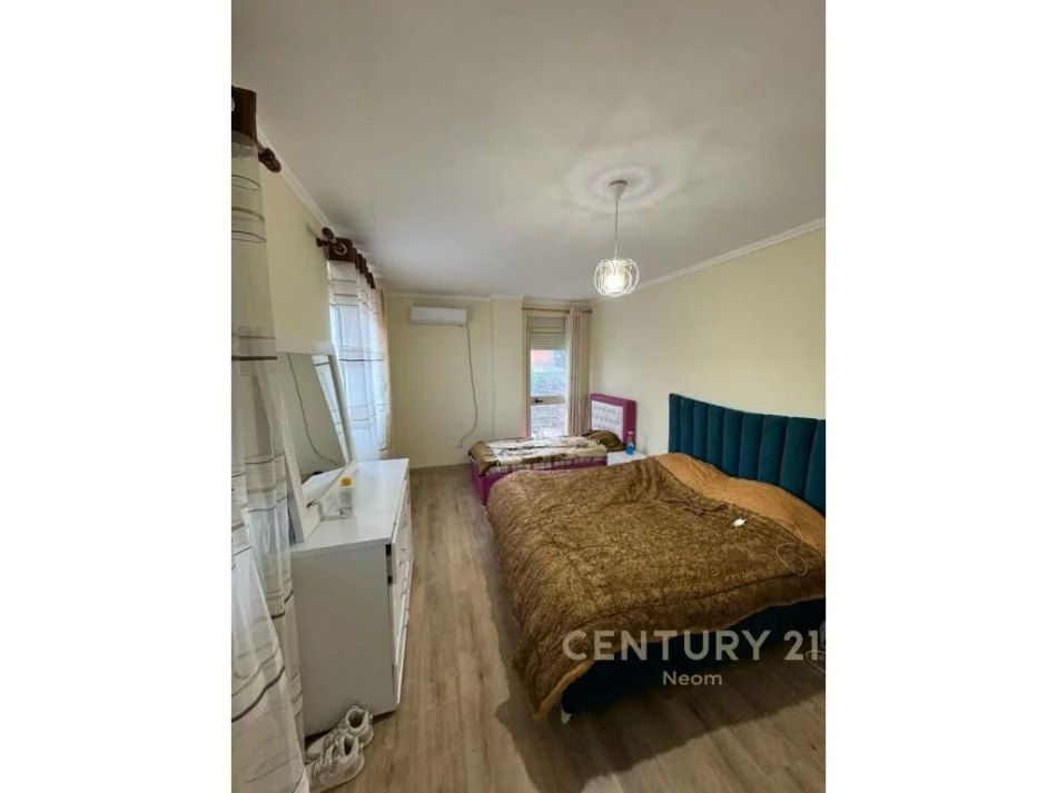 Tirane, shitet apartament 3+1 Kati 6, 175 m² 250.000 € (liqeni i thate)