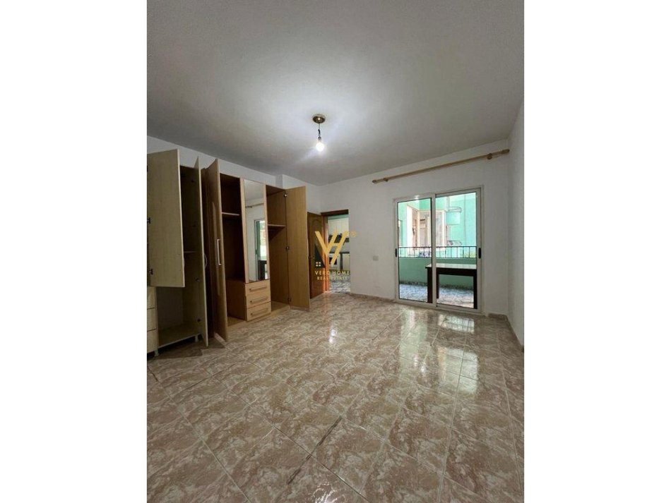 Tirane, jepet me qera apartament 3+1+Ballkon Kati 3, 120 m² 700 € (KOMUNA E PARISIT)