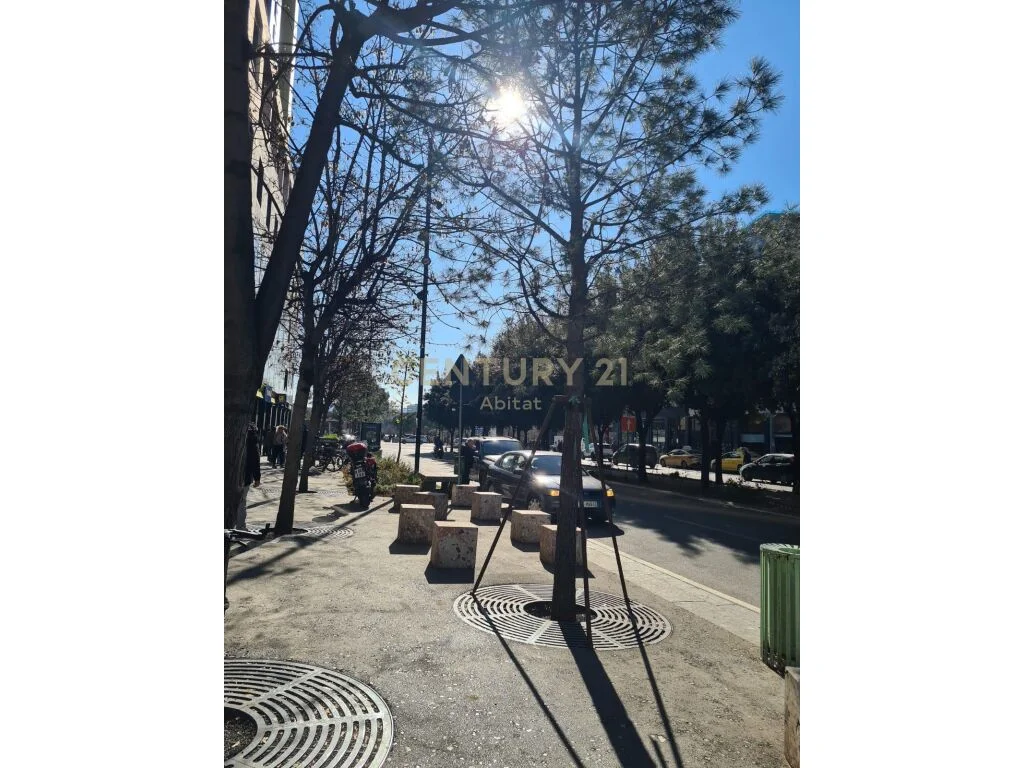 BULEVARDI ZOGU I PARE, JEPET ME QIRA APARTAMENT 2+1!