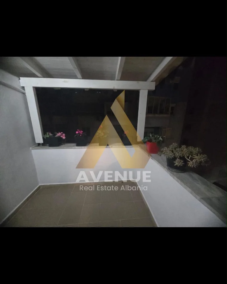 Tirane, jepet me qera apartament 1+1 Kati 7, 650 € (Rruga Barrikadave)