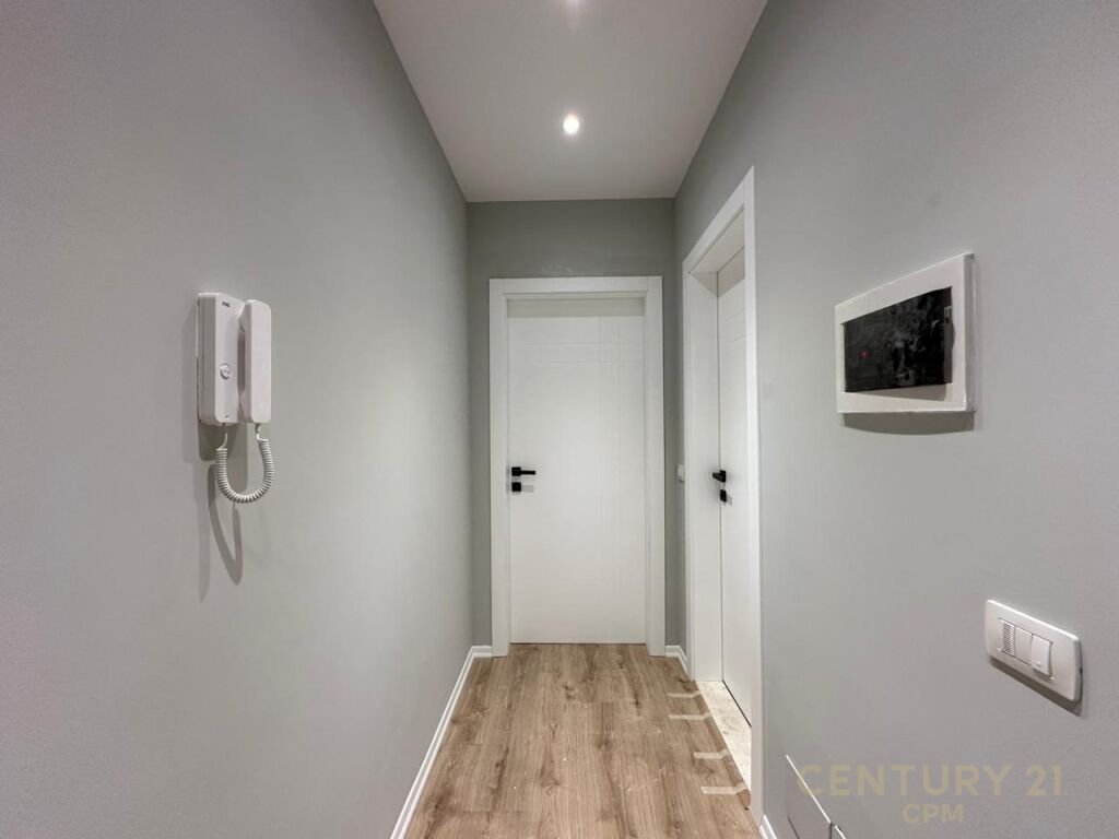 Prane Xhamise Tek Kopeshti Botanik Shesim Apartament 2+1!