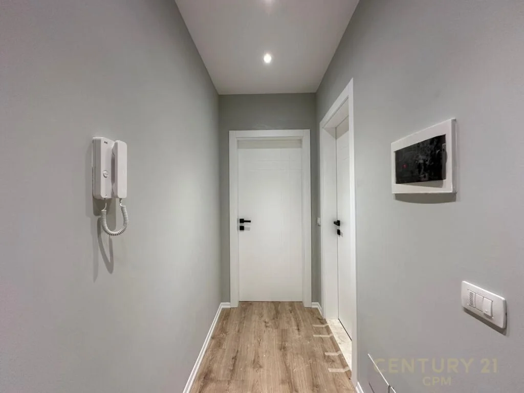 Prane Xhamise Tek Kopeshti Botanik Shesim Apartament 2+1!