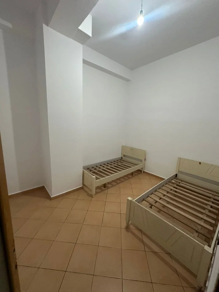 Tirane, jepet me qera apartament 2+1 Kati 1, 67 m² 300 € (Rruga Kastriotet)