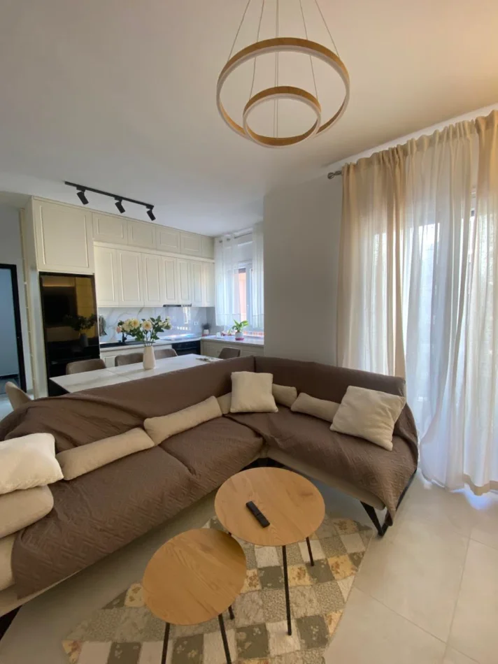 Tirane, jepet me qera apartament 2+1 Kati 6, 98 m² 1.000 € (PAZARI RI)