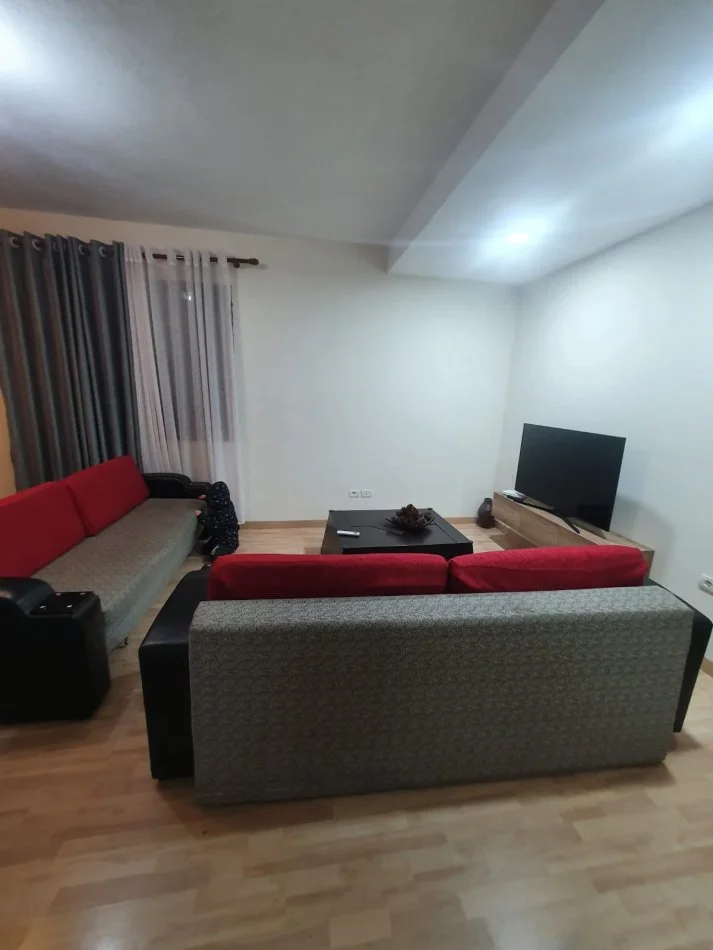 Tirane, jepet me qera apartament 1+1+Ballkon Kati 1, 60 m² 400 € (Selite)
