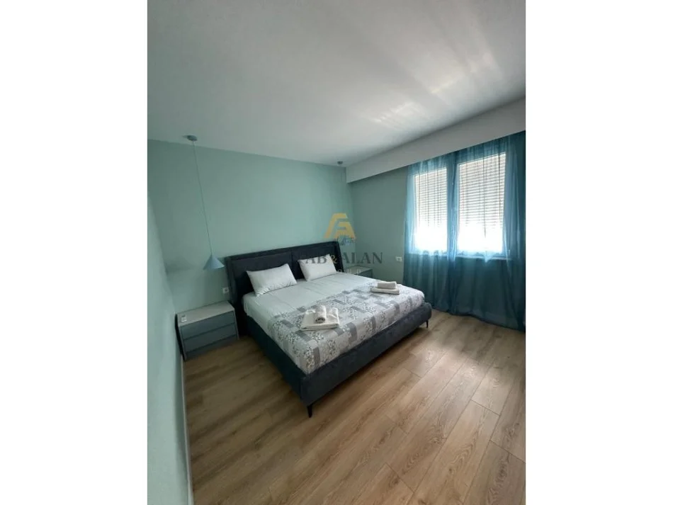 Tirane, jepet me qera apartament 3+1 Kati 6, 1.000 € (Ish Parku)