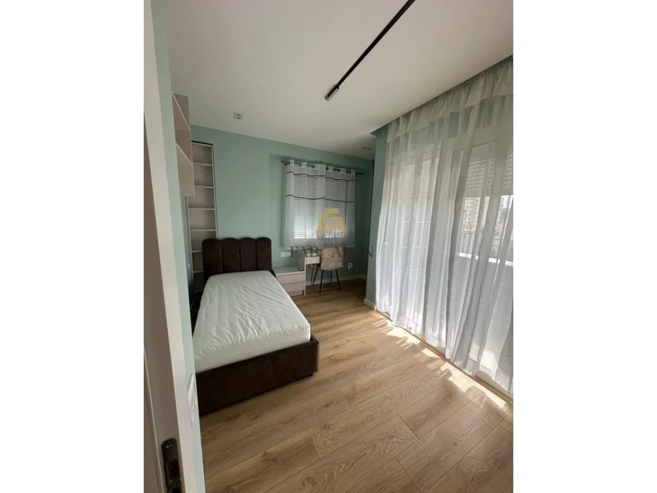 Tirane, jepet me qera apartament 3+1 Kati 6, 1.000 € (Ish Parku)