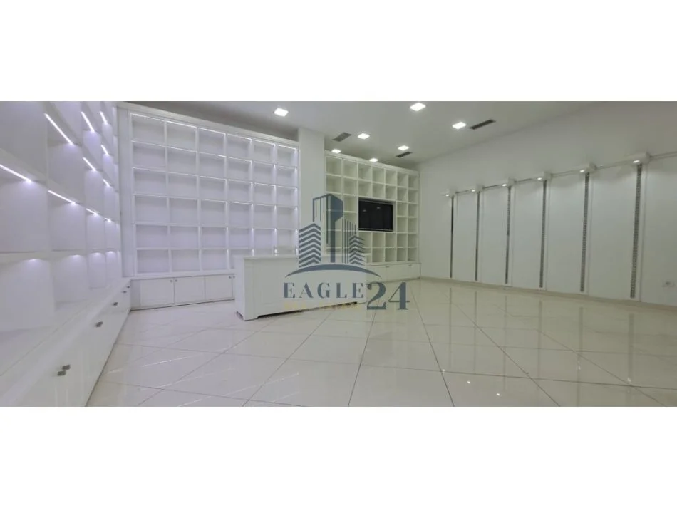 JEPET ME QERA AMBJENT KOMERCIAL BUZE RRUGE NE QENDER !