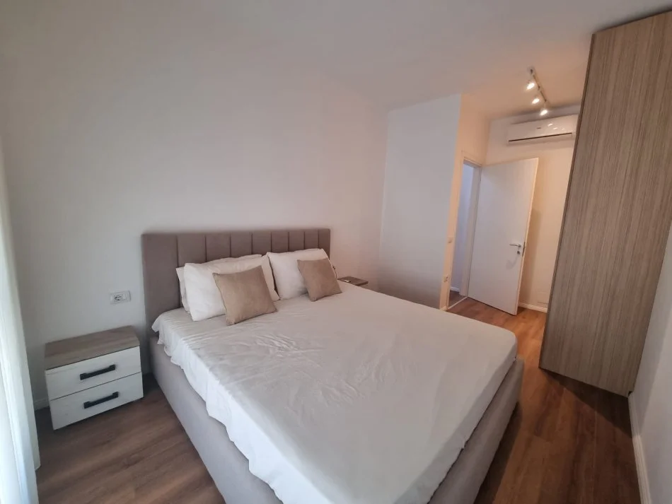 Tirane, jepet me qera apartament 1+1+Ballkon Kati 10, 70 m² 700 € (Rruga e Barrikadave)