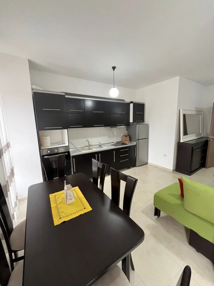 Tirane, jepet me qera apartament 1+1+Ballkon Kati 2, 70 m² 500 € (RRUGA 5 MAJ)