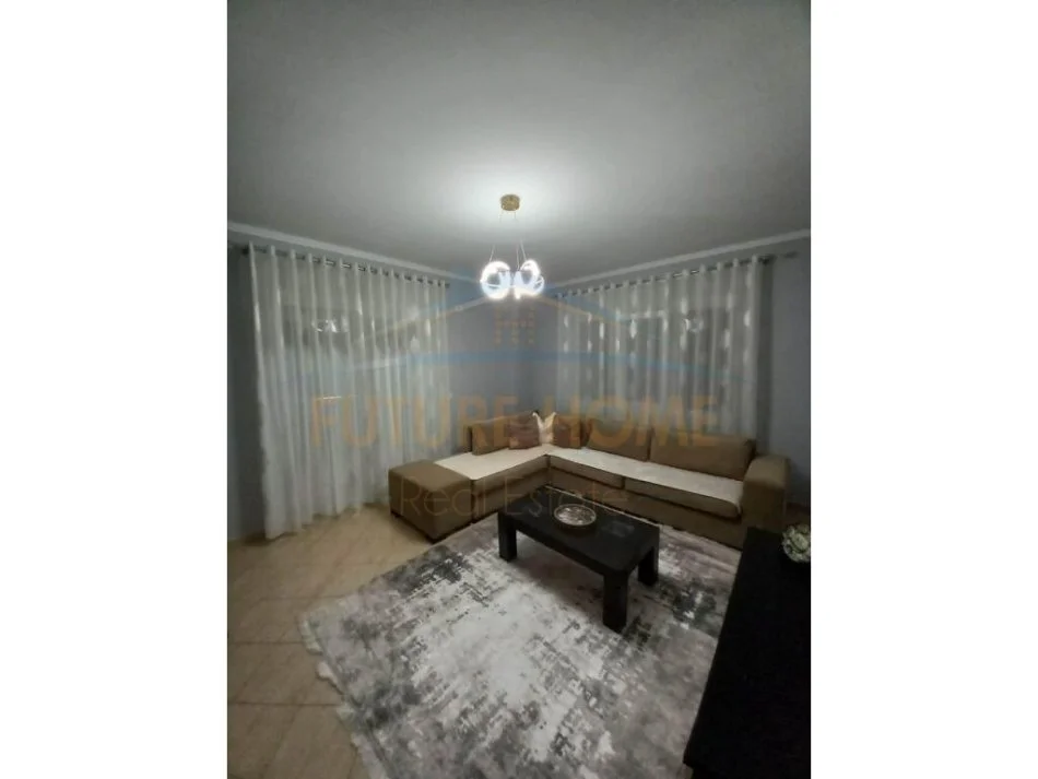 Tirane, jepet me qera apartament 1+1+Ballkon Kati 4, 80 m² 500 € (kodra diellit)