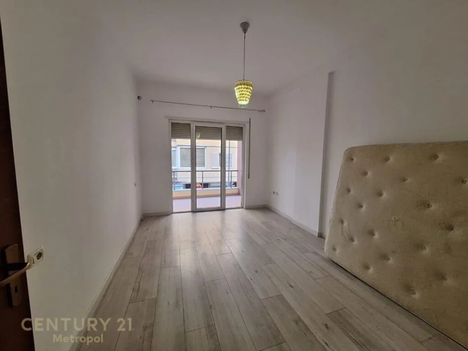 Tirane, jepet me qera apartament 2+1 Kati 1, 120 m² 500 € (KOPESHTI BOTANIK)