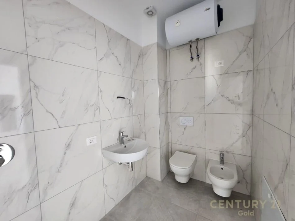 Tirane, jepet me qera zyre Kati 1, 136 m² 1.300 € (Pediatria,QSUT)