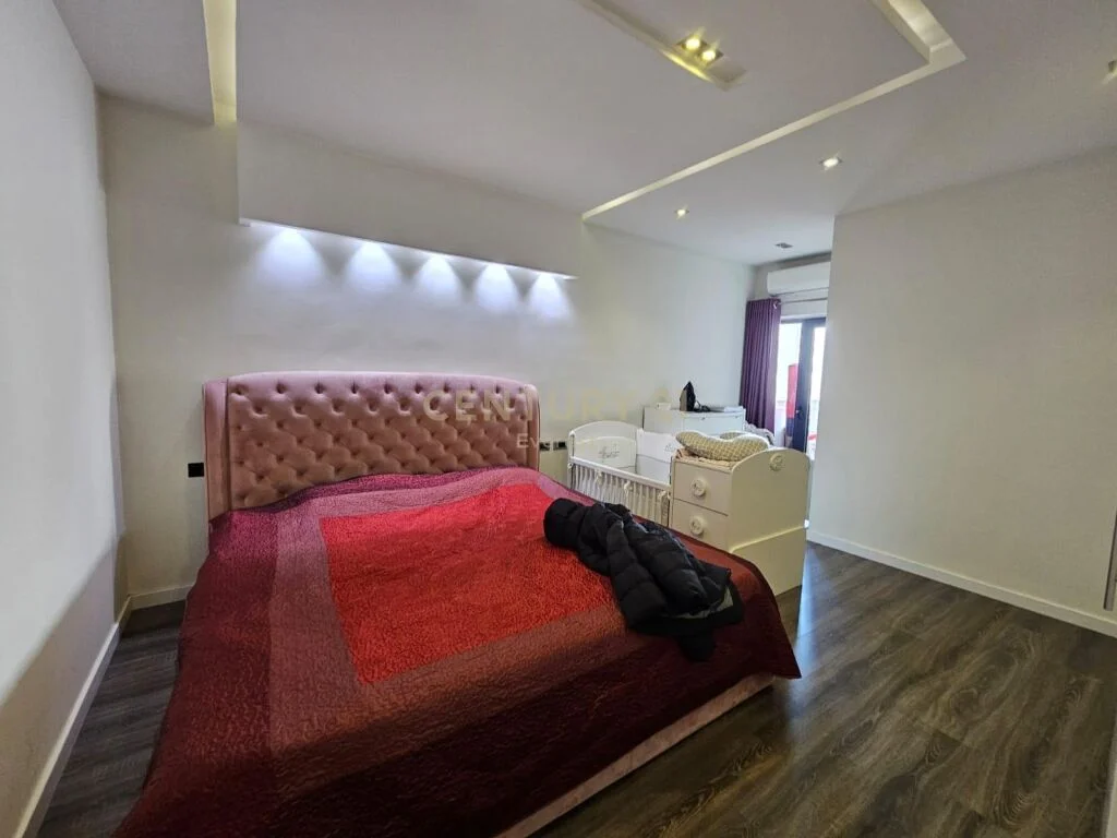 APARTAMENT 2+1 PER SHITJE, TE MBIKALIMI I KOMUNES SE PARISIT!!