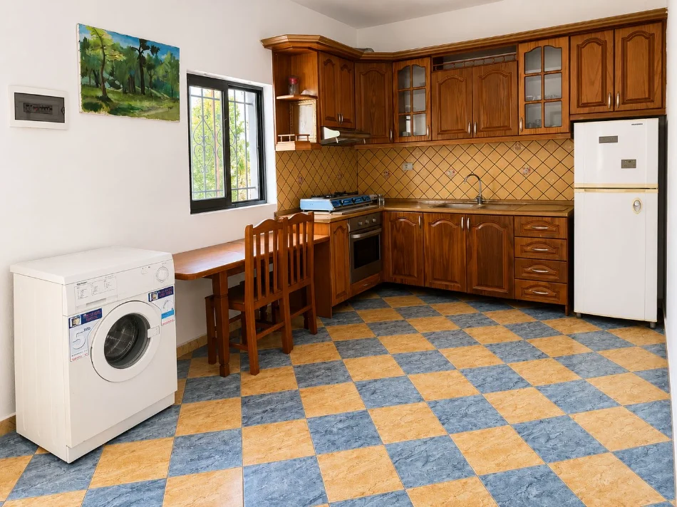 Tirane, jepet me qera shtepi 2+1+Ballkon Kati 1, 100 m² 350 € (Bulevardi i Ri, Rruga Ymer Sallaku, te nenstacioni elektrik)