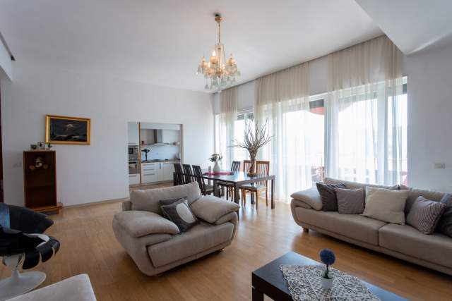 Tirane, jepet me qera apartament 2+1 Kati 7, 180 m² 2.000 Euro (Liqeni artificial)