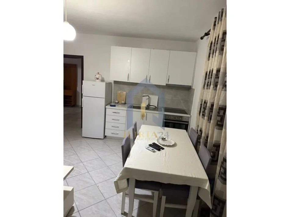 Tirane, jepet me qera apartament 1+1 Kati 1, 65 m² 450 € (rruga Dhimiter shuteriqi)