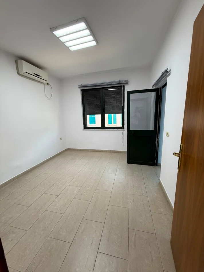 Tirane, jepet me qera ambjent biznesi Kati 2, 230 m² 1.500 € (Brryli)