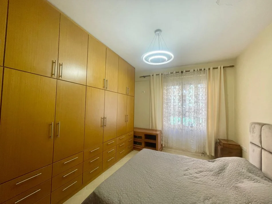 Tirane, jepet me qera apartament 2+1+Ballkon Kati 2, 120 m² 700 € (rruga Shkelqim Fusha)